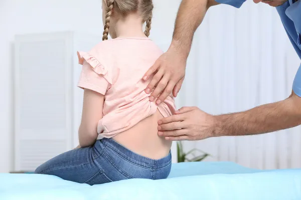 What is Scoliosis (Curvature of the Spine)? What are the Symptoms and Treatments?